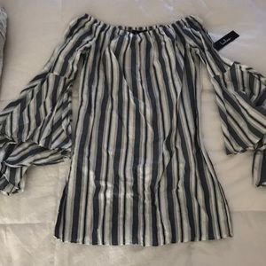 NWT Lulu’s strapless bell-sleeve dress